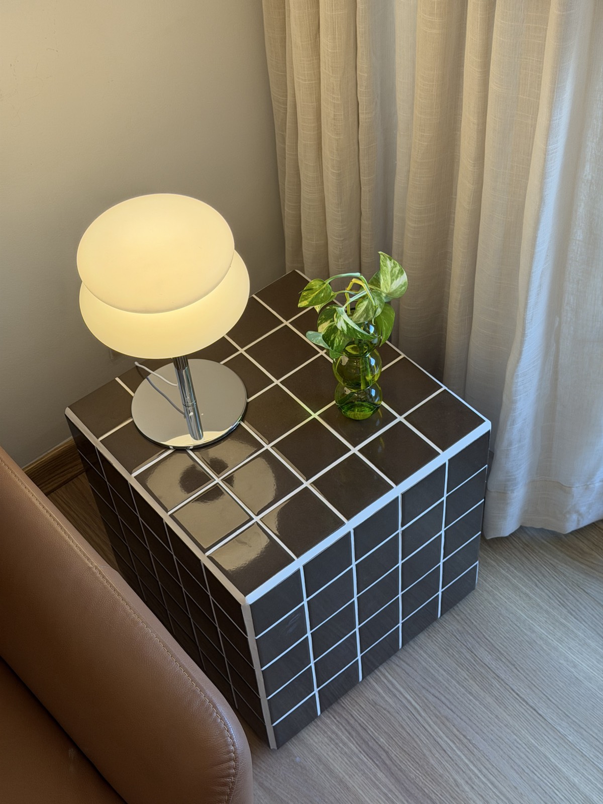 Mesa cubo escura com rejunte branco