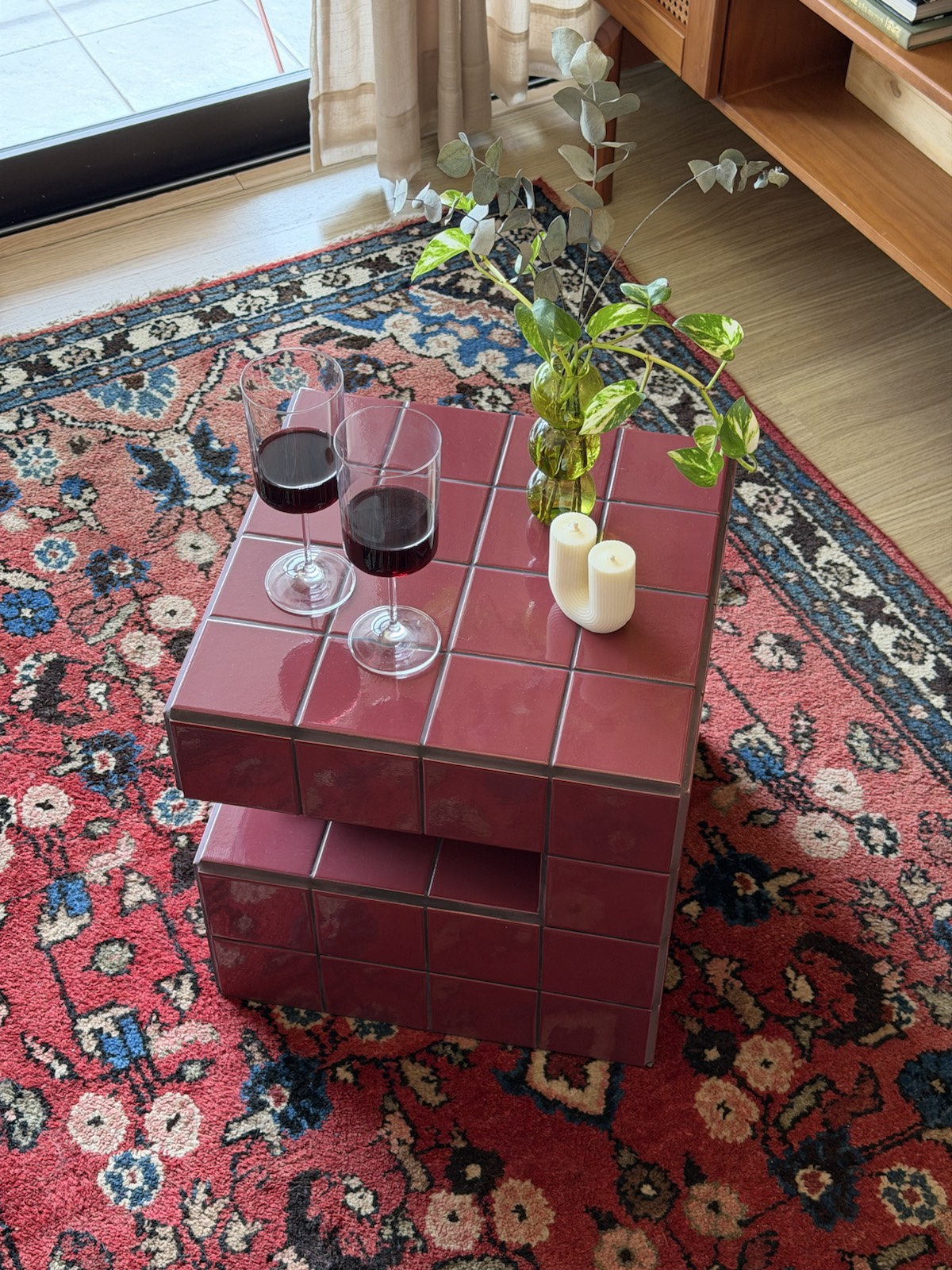 Mesa lateral Prisma na cor burgundy