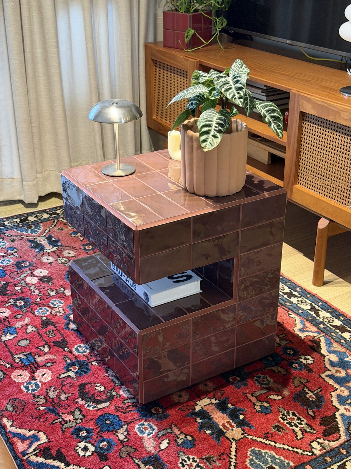 Mesa Prisma na cor bourbon