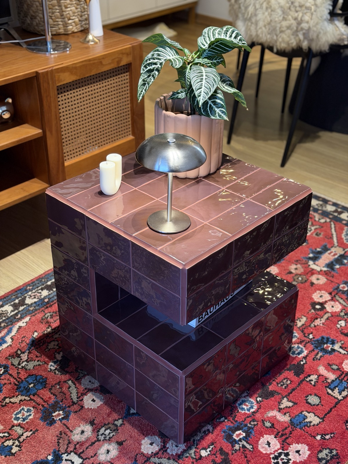 Mesa Prisma em tom ameixa