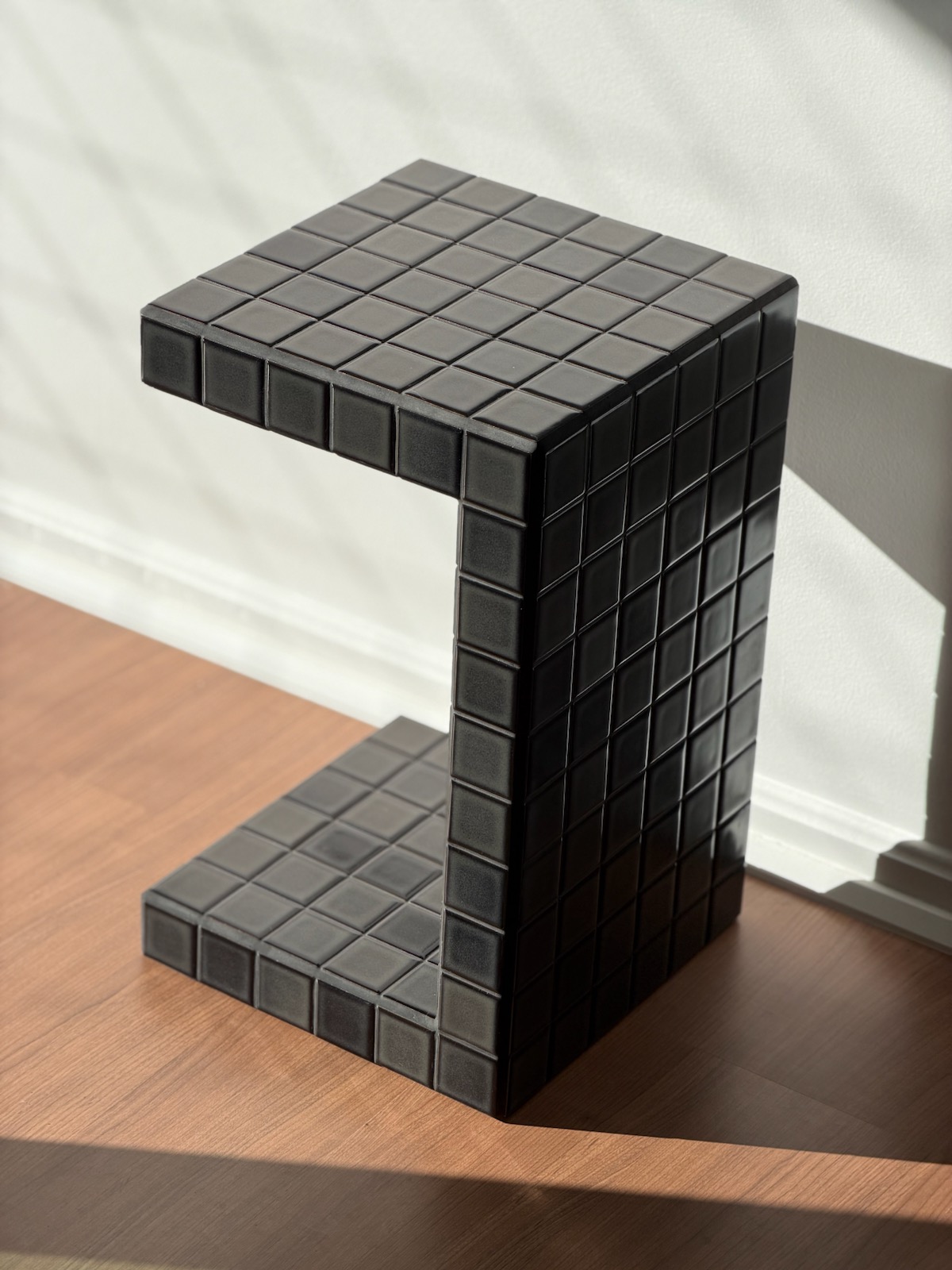 Mesa lateral Pacman na cor onyx